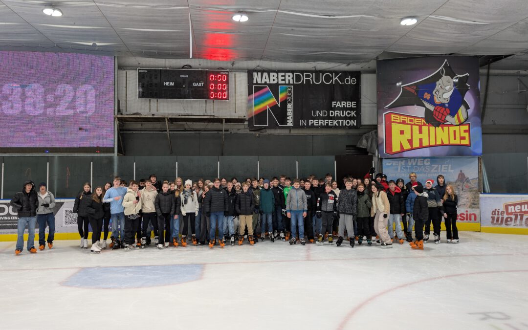 Klassen der Realschule Rheinmünster auf dem Eis